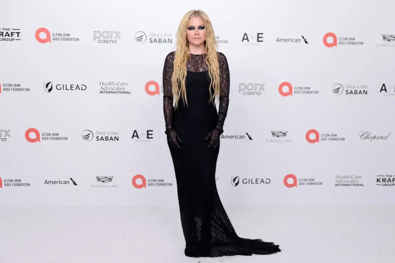 AVRIL LAVIGNE AT ELTON JOHN AIDS FOUNDATION ACADEMY AWARDS 3